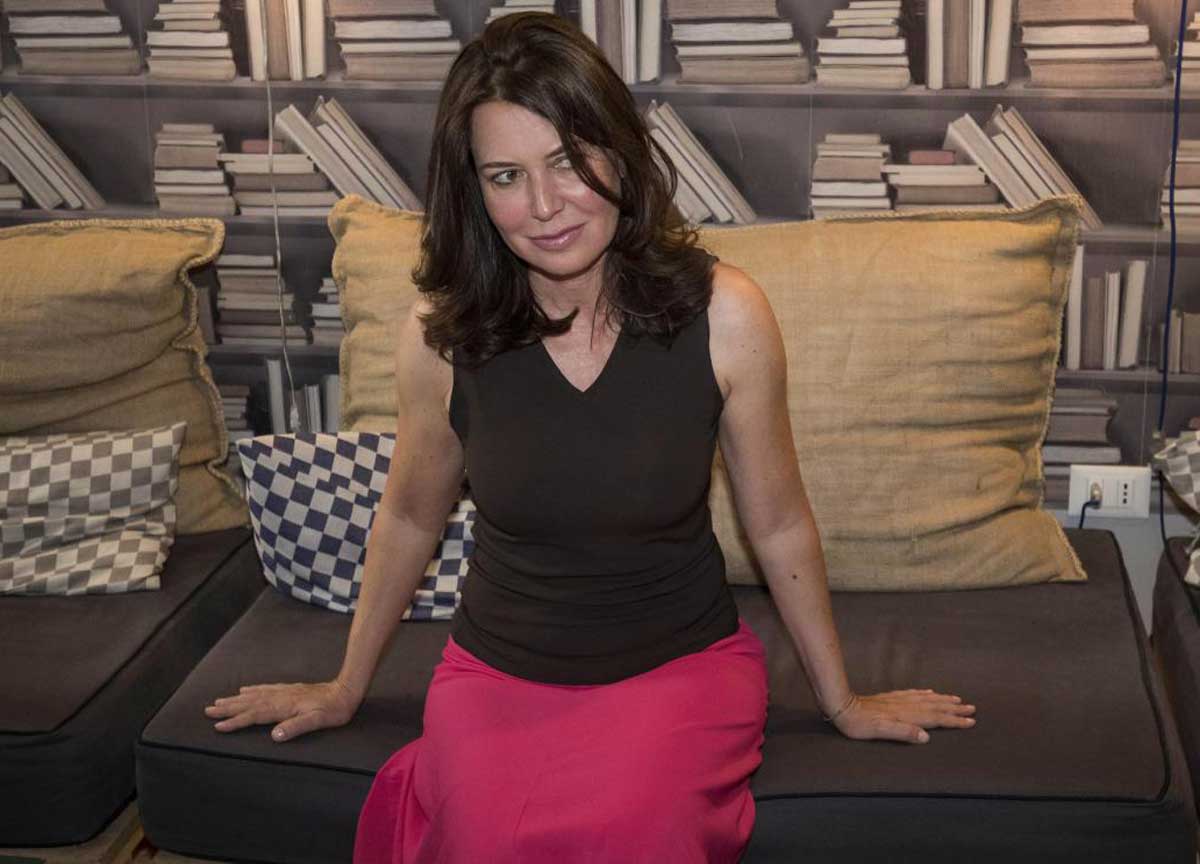 Sabina Guzzanti torna a ruggire: 60 anni e una seconda vita sulla cresta