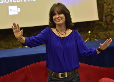 Sabina Guzzanti torna a ruggire: 60 anni e una seconda vita sulla cresta