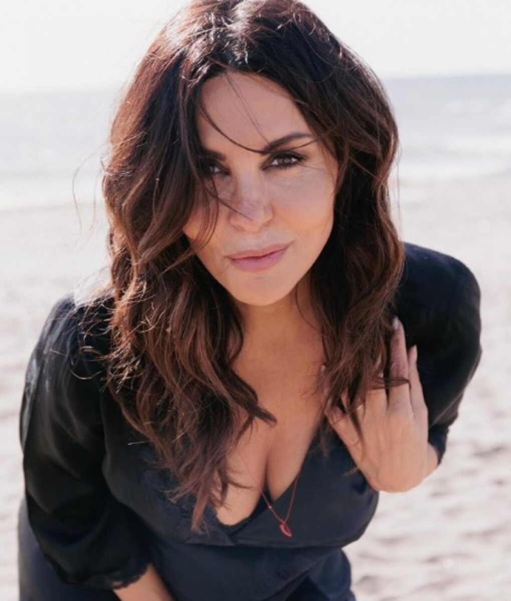 Sabrina Ferilli, gambe da sogno e mini gonna: scatti bollenti sulle scale