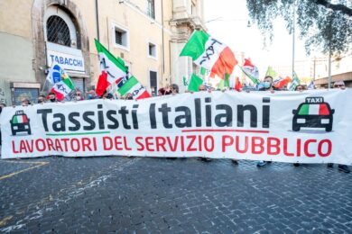 In coda a 40 gradi in attesa di un taxi, in settimana vertice dal ministro