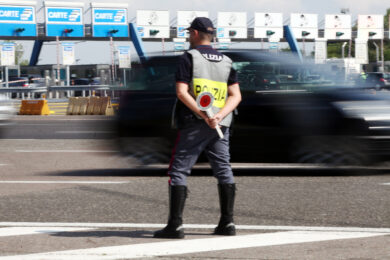 Tir salta la carreggiata sull’A8: tre feriti e 8km di coda