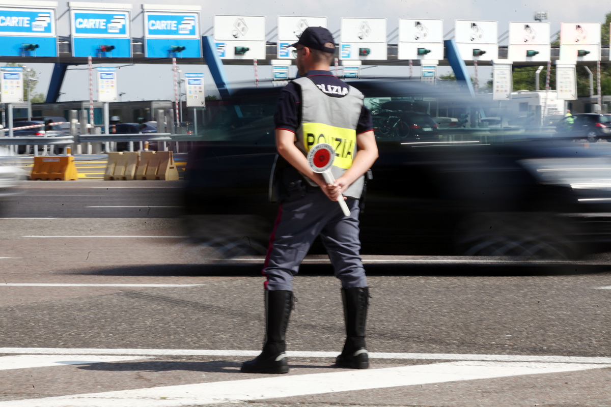Tir salta la carreggiata sull’A8: tre feriti e 8km di coda Tir salta la carreggiata sull’A8: tre feriti e 8km di coda