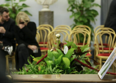 Roma, in Campidoglio va in scena la camera ardente. In fila per i morti famosi