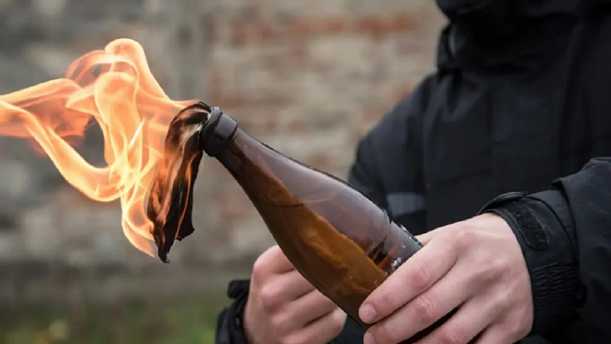 Preparavano molotov, perquisizioni per quattro giovani a Pesaro Preparavano molotov, perquisizioni per quattro giovani a Pesaro