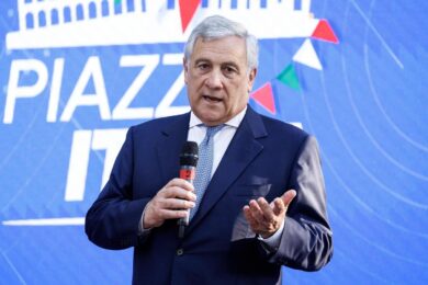 Tajani attacca sul salario minimo: “Non siamo in Urss”. Insorge il Pd