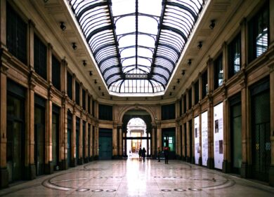 “La pavimentazione si è sollevata”: allarme in piazza San Babila