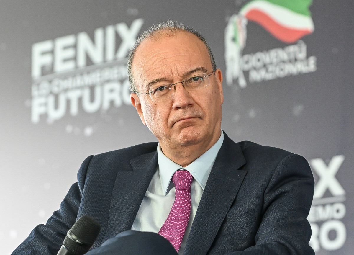 Valditara, voto in condotta e lavori socialmente utili per gli alunni cattivi Valditara, voto in condotta e lavori socialmente utili per gli alunni cattivi
