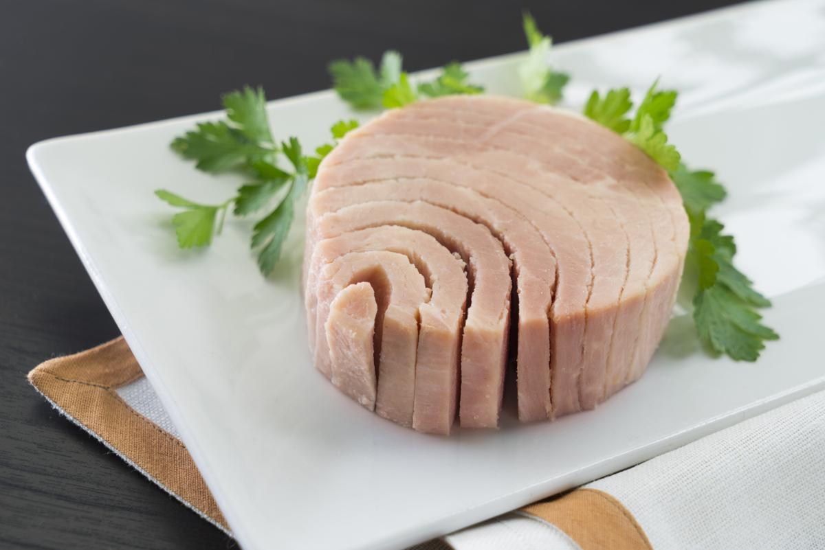 Pesce a tavola, dal tonno allo squalo: non tutti fanno bene alla salute Pesce a tavola, dal tonno allo squalo: non tutti fanno bene alla salute