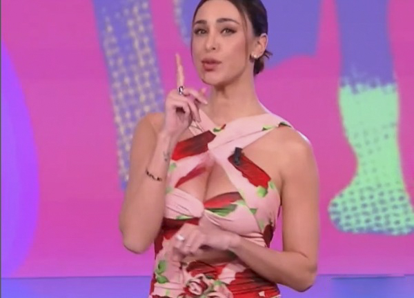 Belen-De Martino, c’è aria di crisi: la showgirl bacia un altro uomo – FOTO