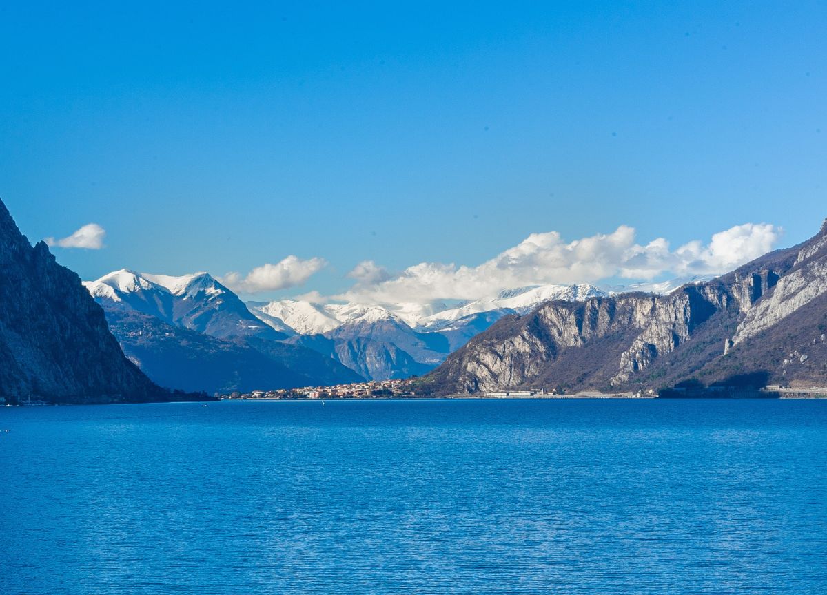Lecco, 18enne si tuffa nel lago e muore Lecco, 18enne si tuffa nel lago e muore