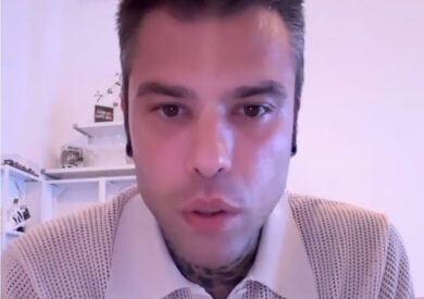 Fedez segnala un parcheggiatore. E la polizia denuncia l’abusivo