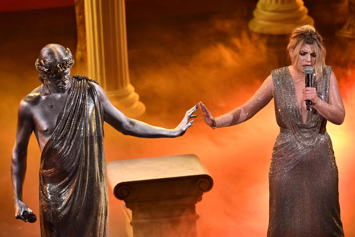 Emma Marrone attaccata per il suo peso: “Spacca il palco”. Lei replica Emma Marrone attaccata per il suo peso: “Spacca il palco”. Lei replica