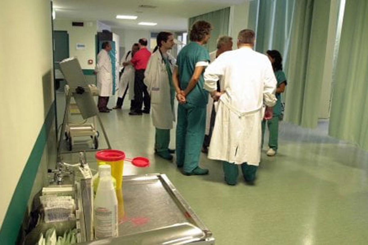 Sanità in Italia allo sbando. Medici dall’estero e ospedali senza luce per ore Sanità in Italia allo sbando. Medici dall’estero e ospedali senza luce per ore