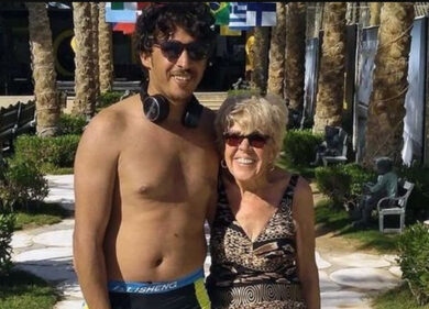 Pensionata lascia il toyboy per il gatto: “Prima sesso a gogò e ora solo liti”