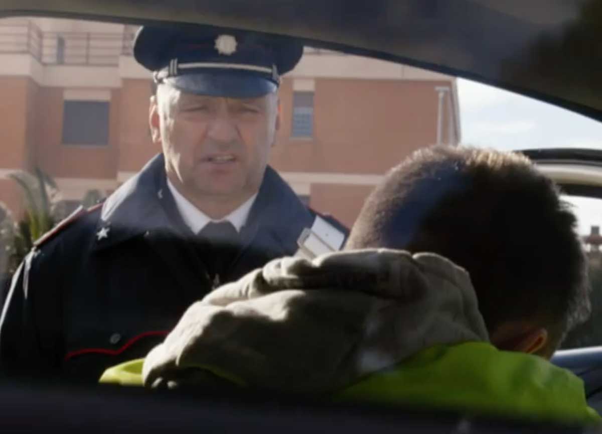 Roma, va in pensione il supercarabiniere: fuochi d’artificio a San Basilio