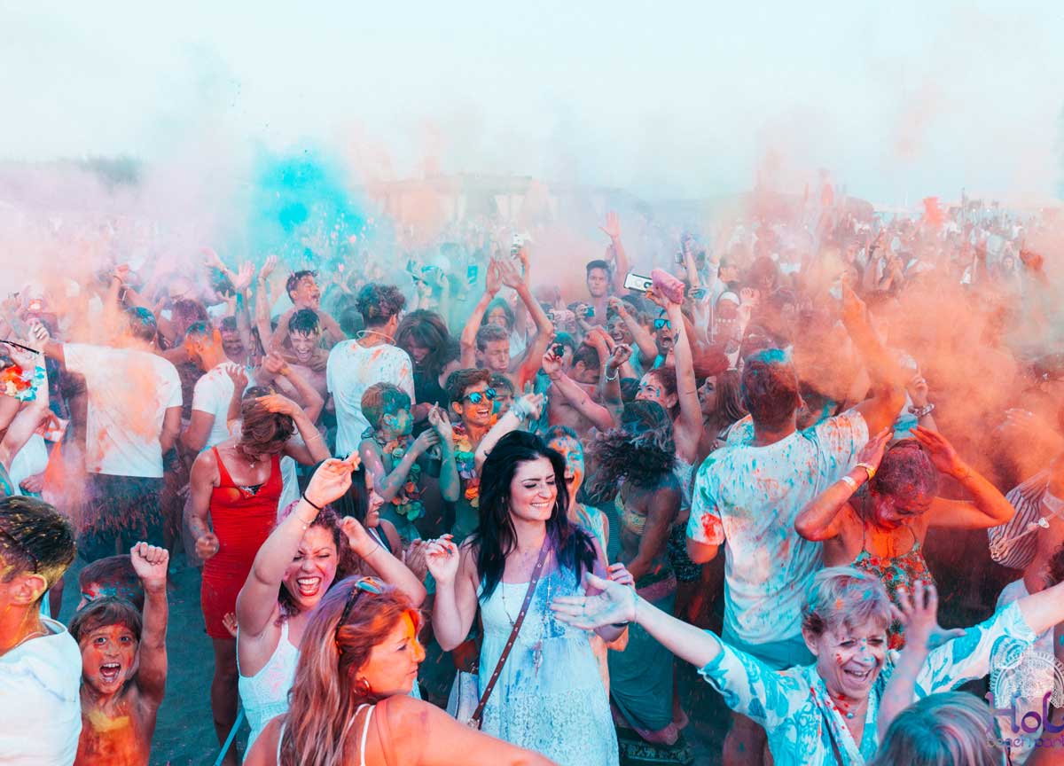 I Figli dei fiori a volte ritornano: al Singita è tempo di Holi Beach Party