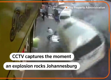 Johannesburg, esplosione squarcia la strada e fa volare in aria le auto