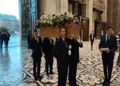 Incendio Rsa, i funerali al Duomo: Delpini: “Gli ospiti non sono fascicoli”