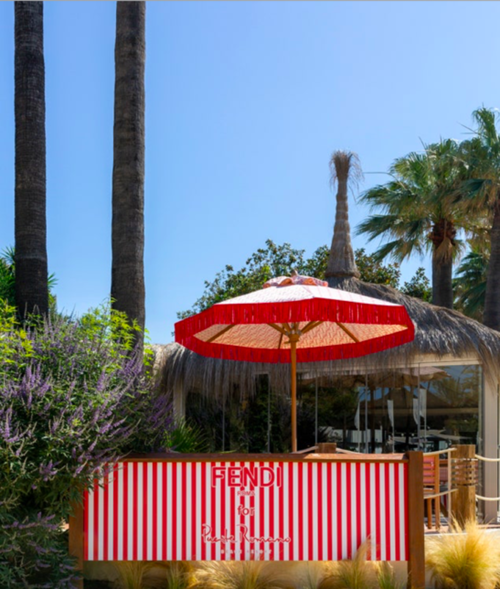 Dal Zuma di Mykonos al Fendi beach: tutti pazzi per l’estate griffata Dal Zuma di Mykonos al Fendi beach: tutti pazzi per l’estate griffata