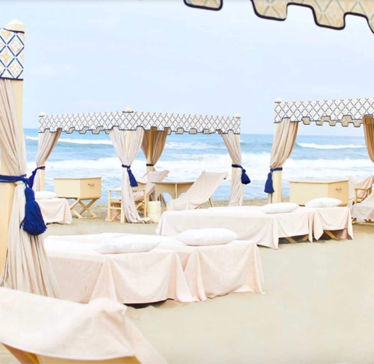 Dal Zuma di Mykonos al Fendi beach: tutti pazzi per l’estate griffata Dal Zuma di Mykonos al Fendi beach: tutti pazzi per l’estate griffata