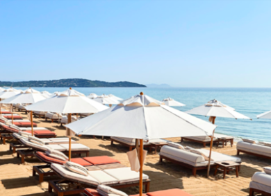 Dal Zuma di Mykonos al Fendi beach: tutti pazzi per l’estate griffata