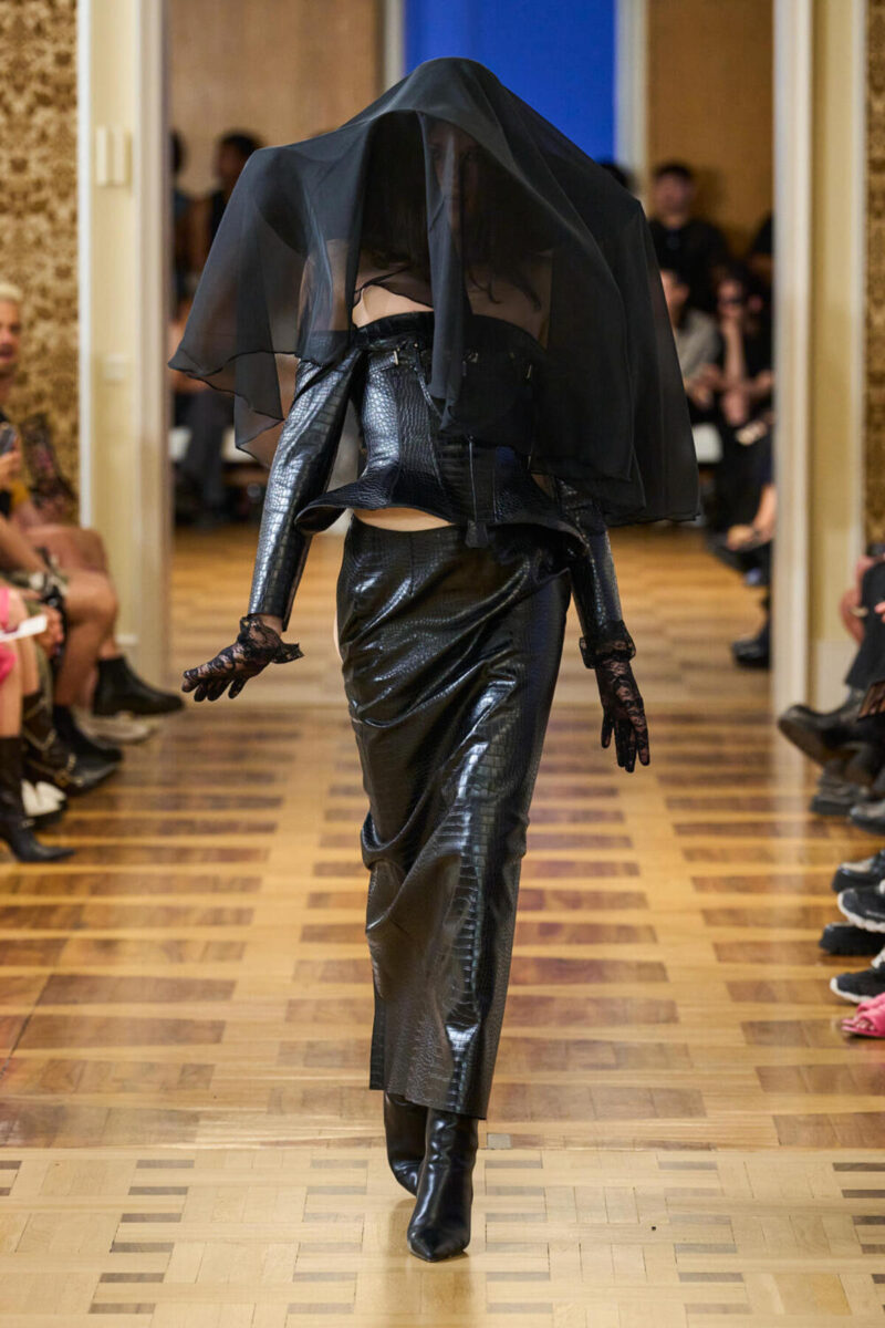 Fashion week, volgarità in passerella: così scompare la società occidentale