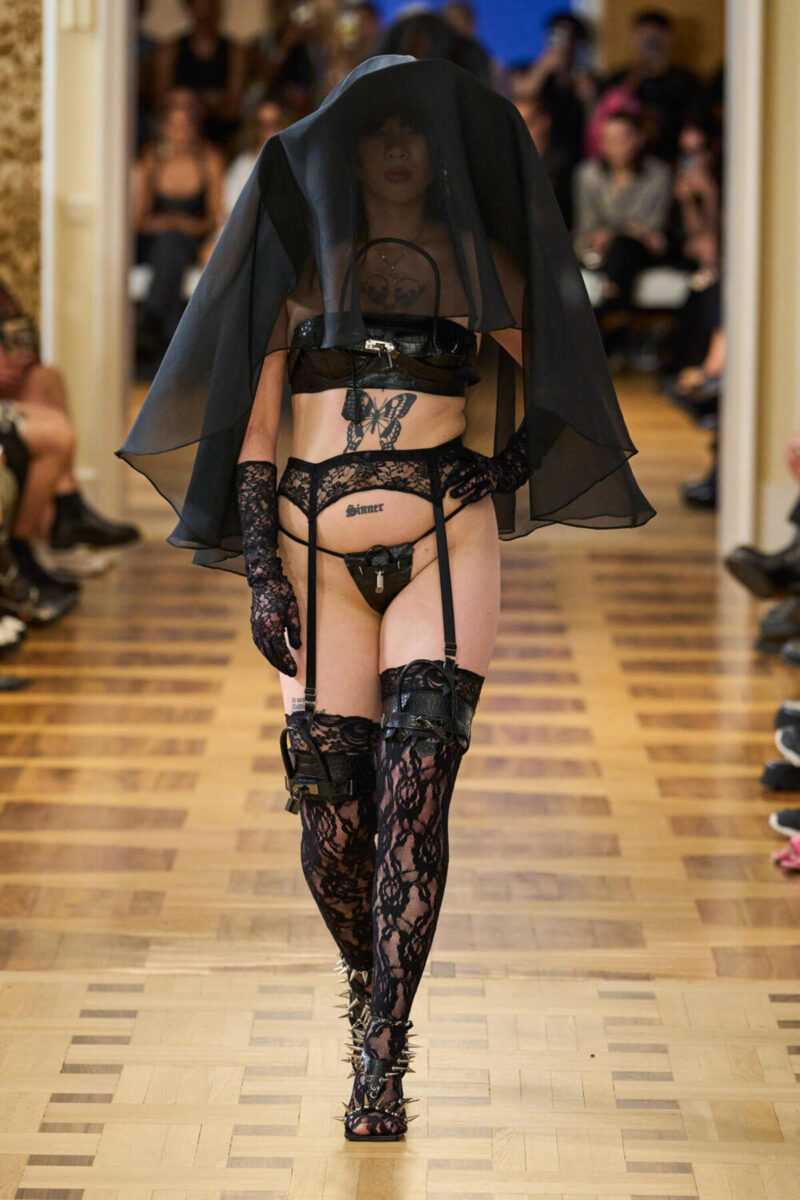 Fashion week, volgarità in passerella: così scompare la società occidentale