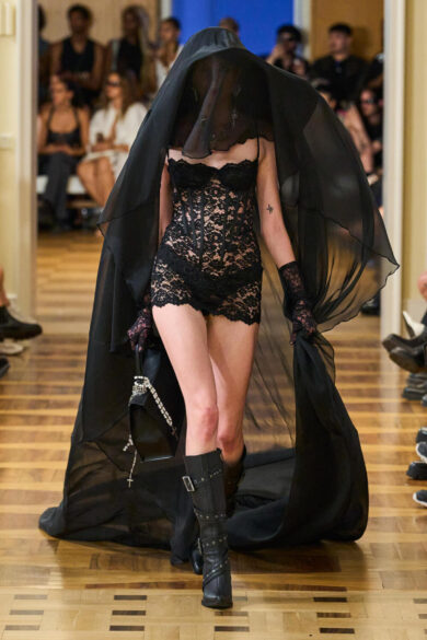 Fashion week, volgarità in passerella: così scompare la società occidentale