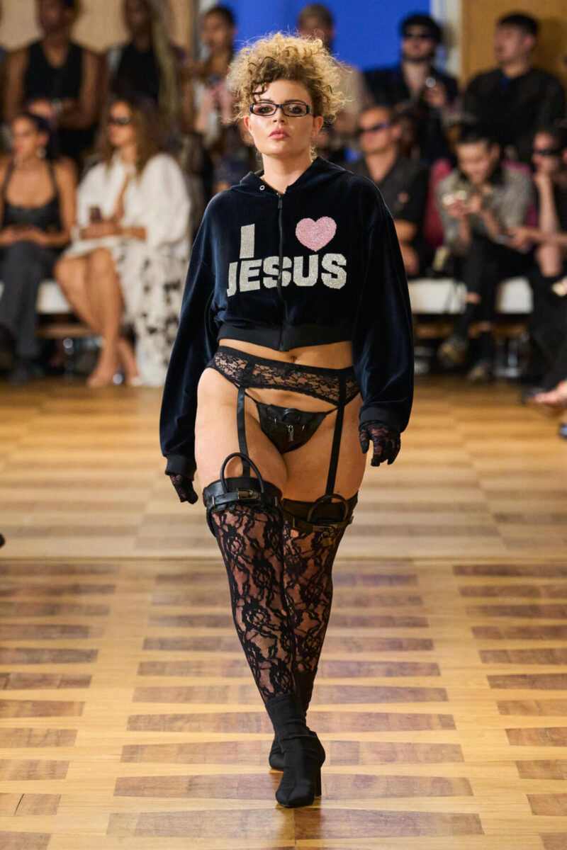 Fashion week, volgarità in passerella: così scompare la società occidentale