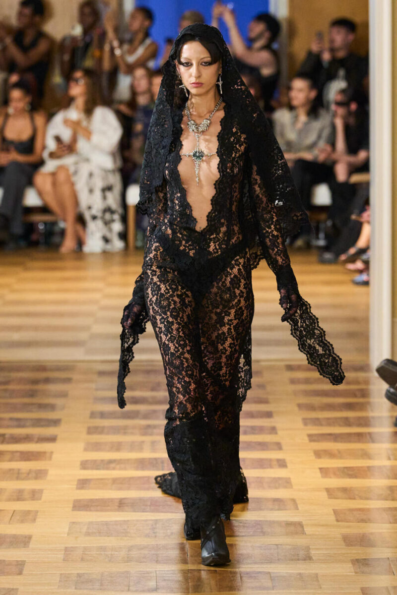 Fashion week, volgarità in passerella: così scompare la società occidentale