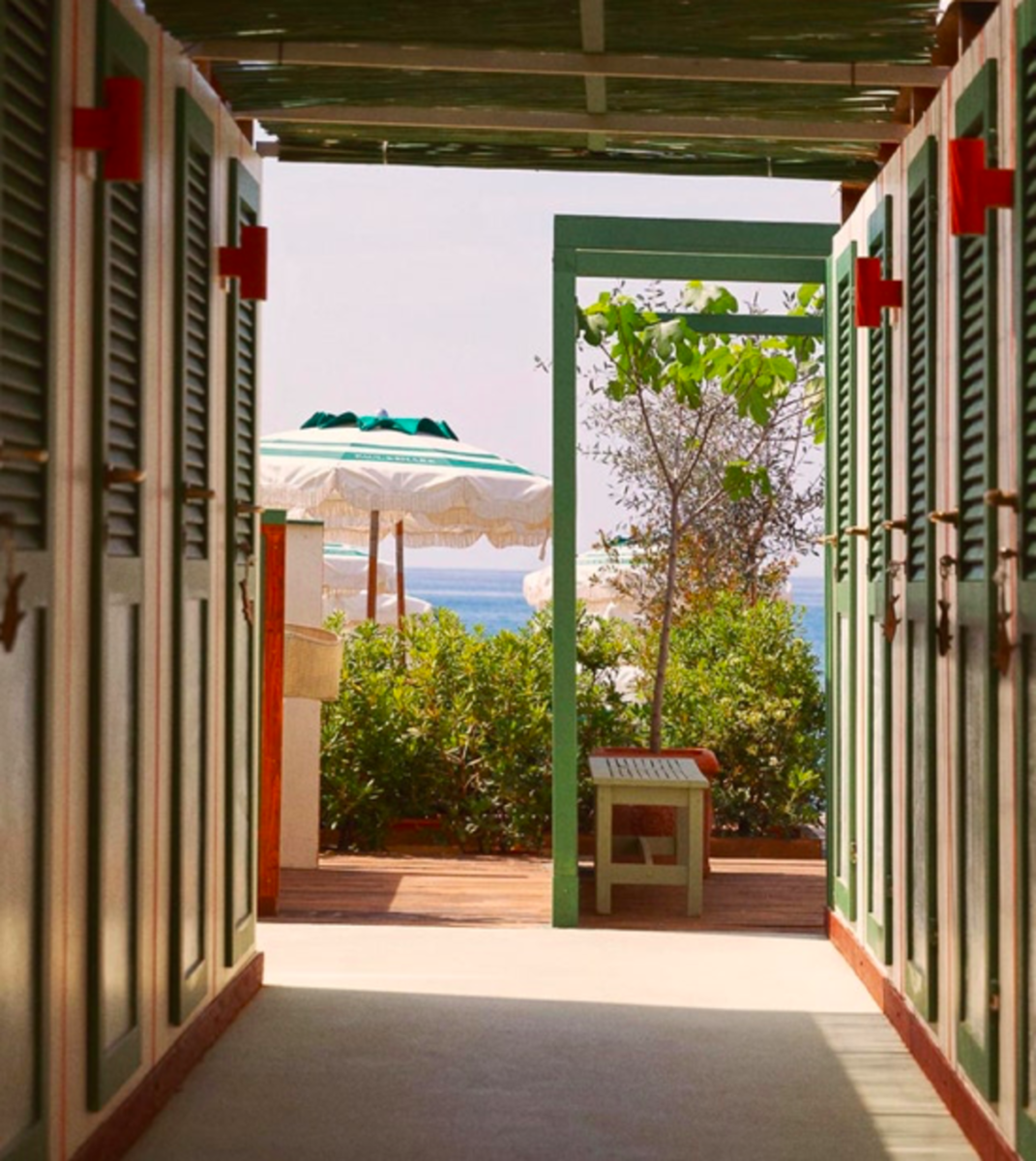 Dal Zuma di Mykonos al Fendi beach: tutti pazzi per l’estate griffata Dal Zuma di Mykonos al Fendi beach: tutti pazzi per l’estate griffata