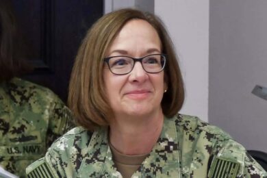 Biden nomina la prima donna capo della Marina, l'”Italiana” Lisa Franchetti
