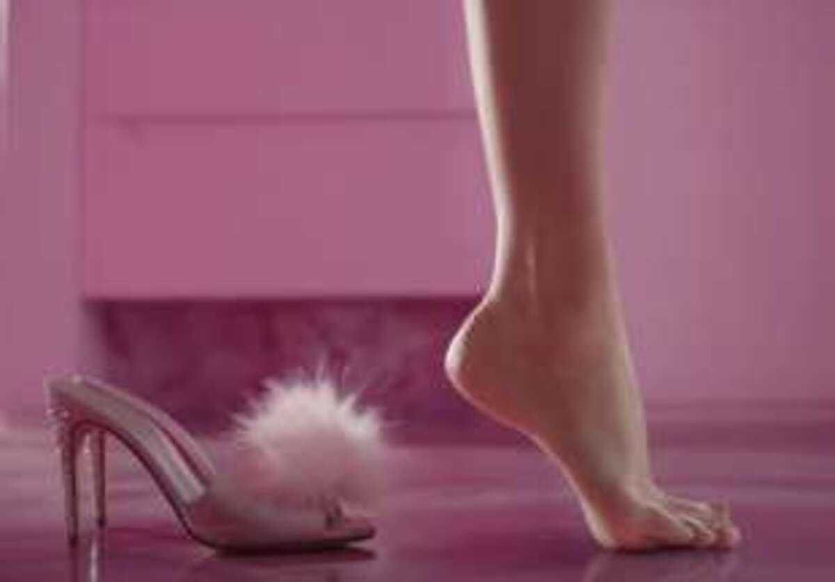 Margot Robbie, piedino da bambola. Feticisti di tutto il mondo in estasi