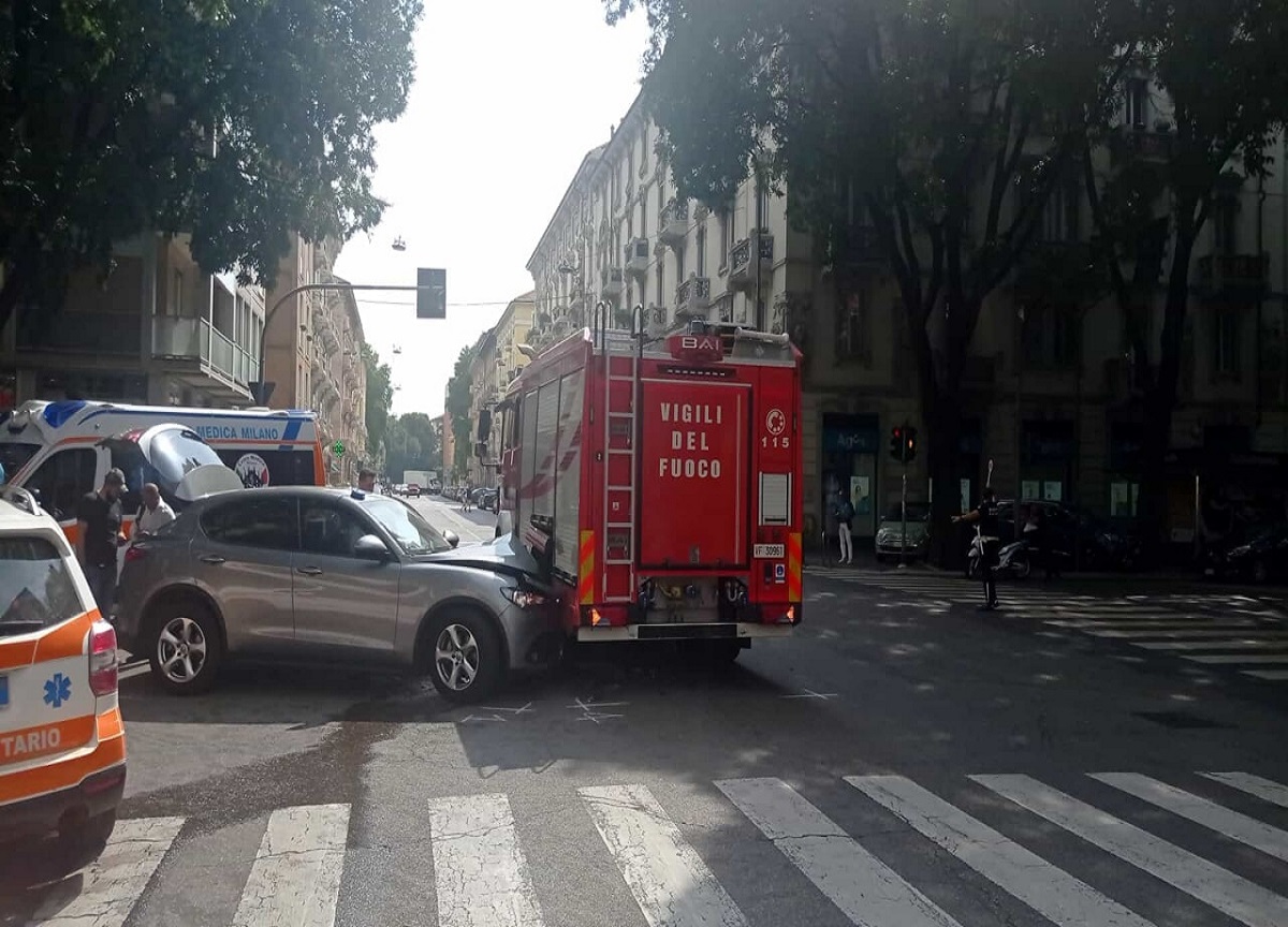Incidente per la scorta di La Russa: scontro con un mezzo dei pompieri Incidente per la scorta di La Russa: scontro con un mezzo dei pompieri