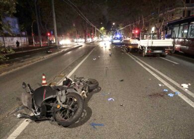 Schianto tra auto e motorino, tragedia a Foggia: 4 morti, anche due bimbe