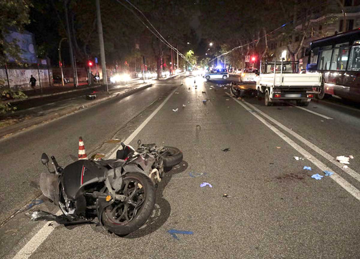 Schianto tra auto e motorino, tragedia a Foggia: 4 morti, anche due bimbe Schianto tra auto e motorino, tragedia a Foggia: 4 morti, anche due bimbe