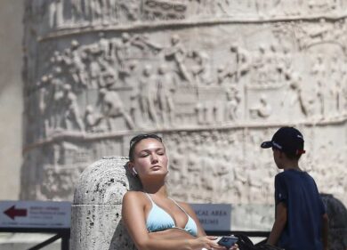 Inferno Roma, malori tra i turisti: un’ora per l’ambulanza, vigili infermieri