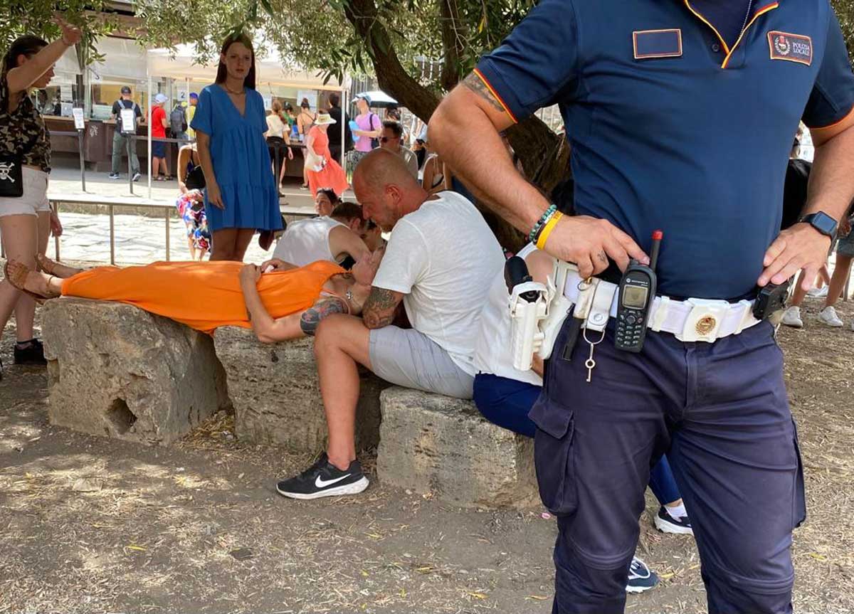 Inferno Roma, malori tra i turisti: un’ora per l’ambulanza, vigili infermieri