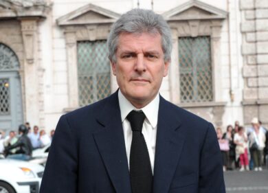 Alain Elkann si lamenta dei giovani in treno. Repubblica, rivolta in redazione