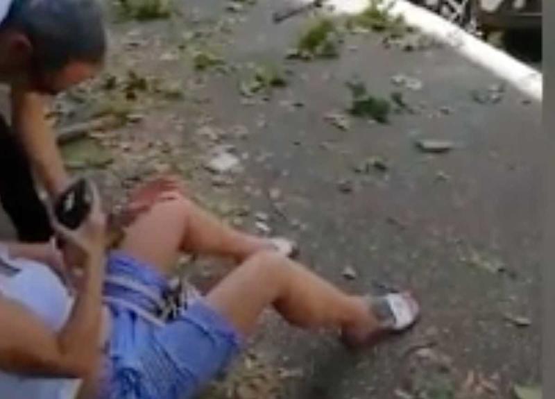 Roma, crolla un albero sul lungotevere: ferite due donne, distrutte 10  auto