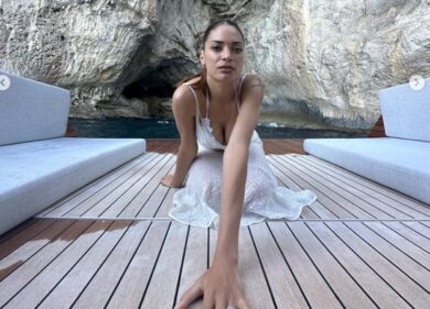 Elodie e Iannone in Puglia, lei che show: abito con schiena e fianchi nudi