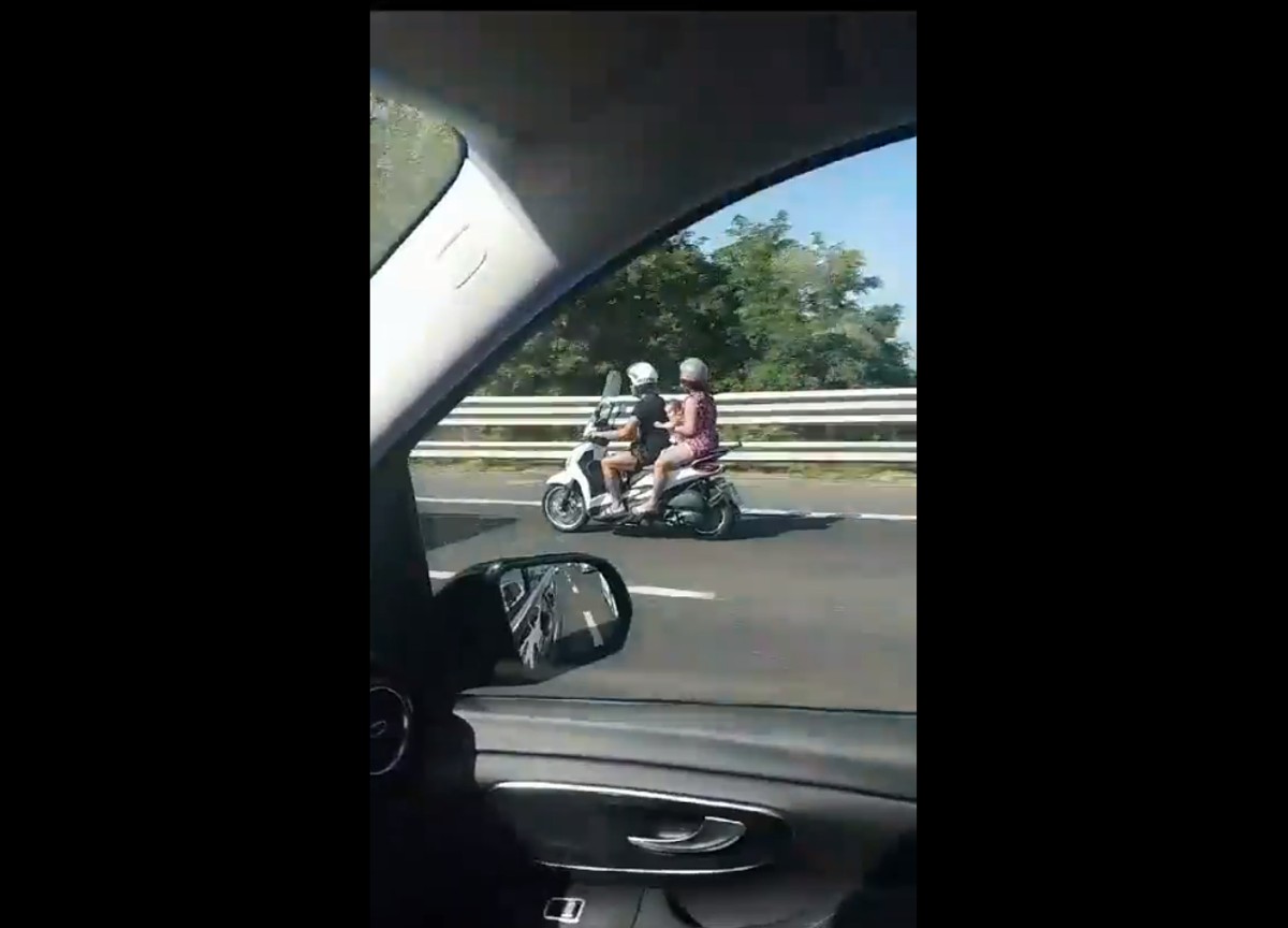 Coppia in scooter con il figlio neonato sulla Napoli-Salerno. Ira social VIDEO Coppia in scooter con il figlio neonato sulla Napoli-Salerno. Ira social VIDEO