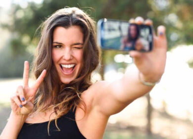 Selfie, 92 milioni di scatti al giorno: i trucchi per fare foto perfette