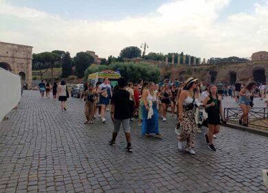 Colosseo: caldo atroce malori tra i turisti: anziana americana in fin di vita