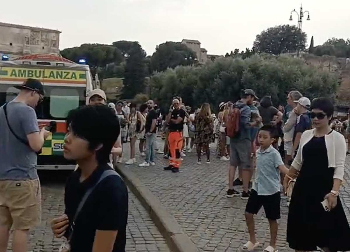 Colosseo: caldo atroce malori tra i turisti: anziana americana in fin di vita Colosseo: caldo atroce malori tra i turisti: anziana americana in fin di vita