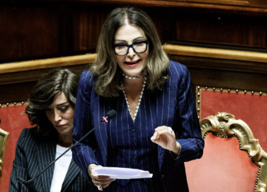 Santanchè, bocciata la mozione di sfiducia con 111 no. Caos e urla in Aula