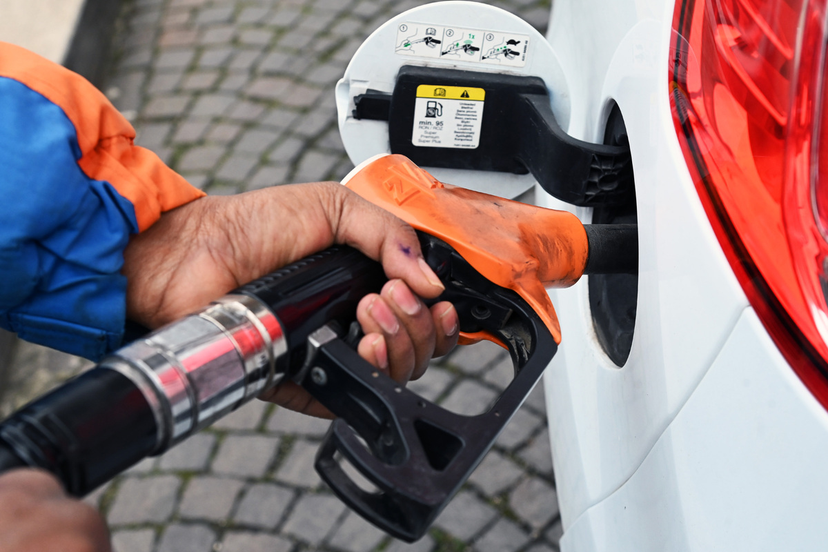 Pioggia di rialzi per i carburanti: benzina a 1,87 €/l e diesel a 1,72 €/l Pioggia di rialzi per i carburanti: benzina a 1,87 €/l e diesel a 1,72 €/l