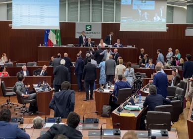 Regione Lombardia, bagarre in aula sul bilancio