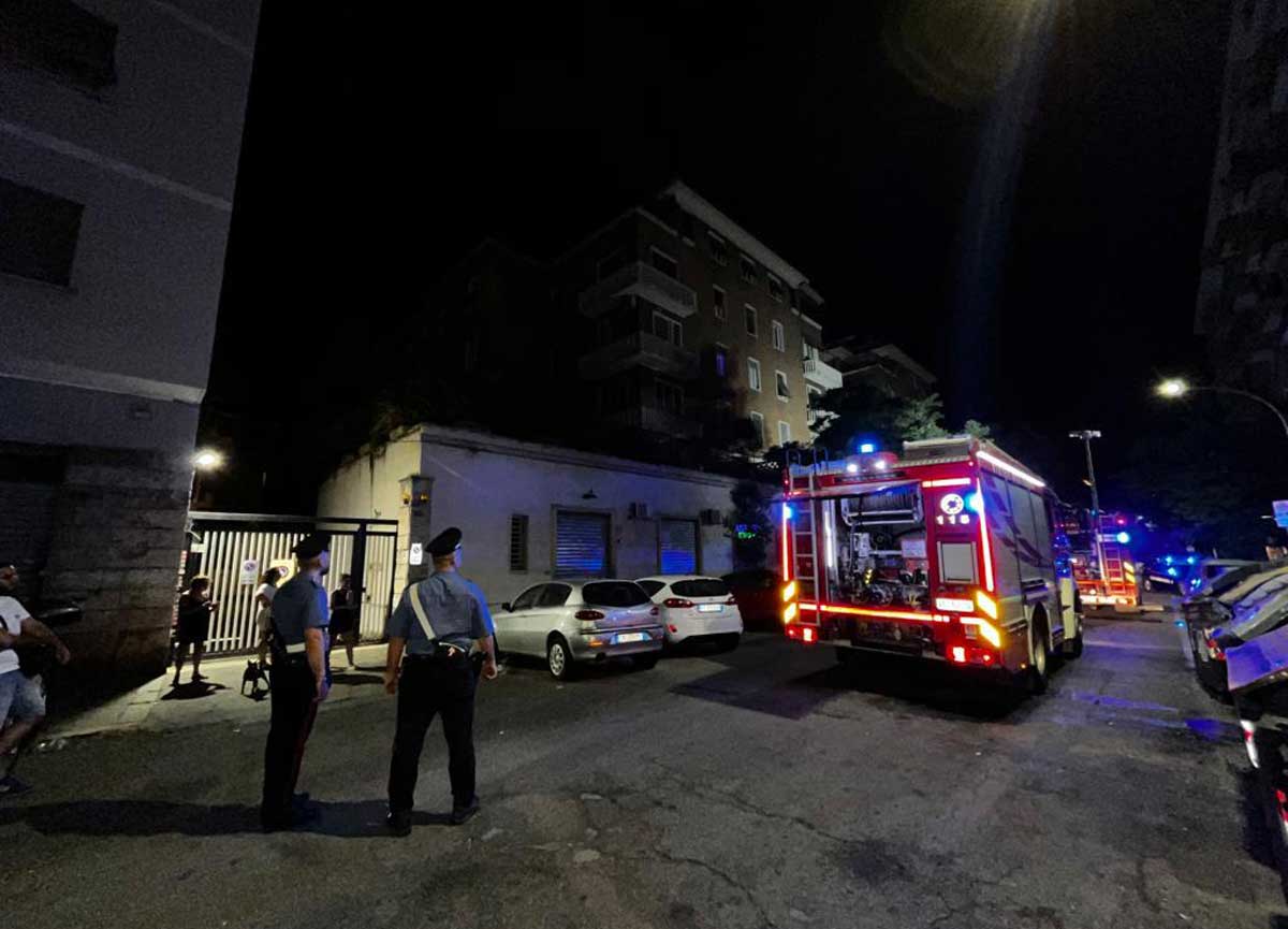 Roma, incendio nel palazzo di Totti: salvata un’anziana e la sua badante Roma, incendio nel palazzo di Totti: salvata un’anziana e la sua badante
