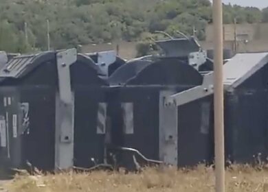 Ostia, Municipio e Ama trasformano il lungomare in un deposito di cassonetti